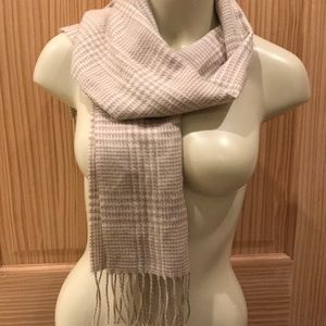 Perry Ellis herringbone tan and white scarf
